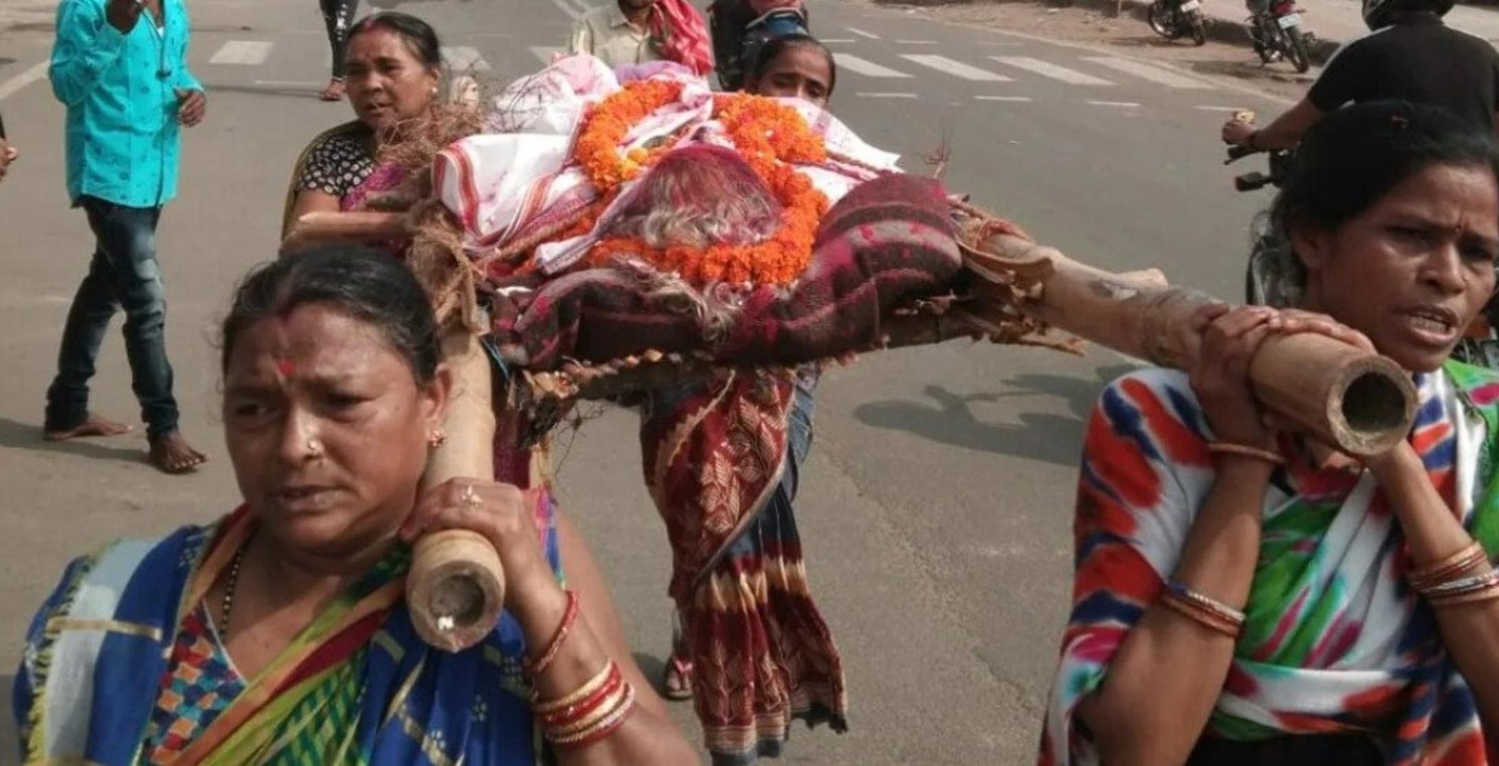 odisha daughters lend shoulders to mother body perform last rites