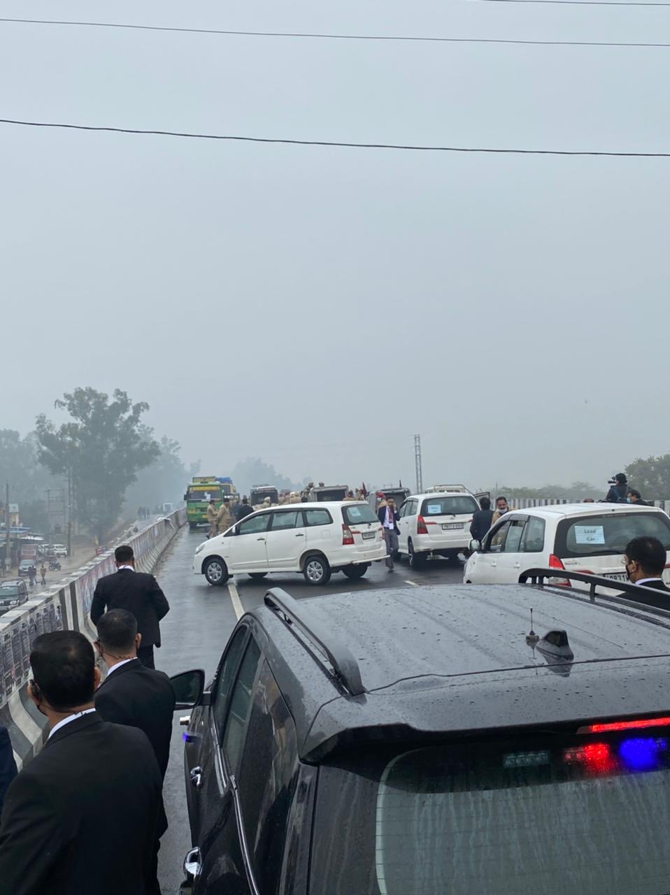 pm modi convoy stuck in flyover for nearly 20 minutes