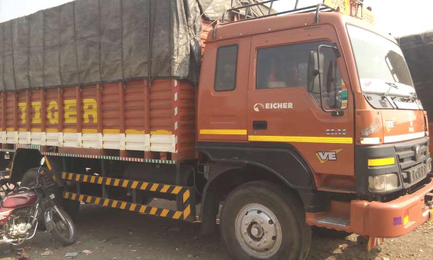 Eicher lorry overturns while trying to save snake in Anthiyur
