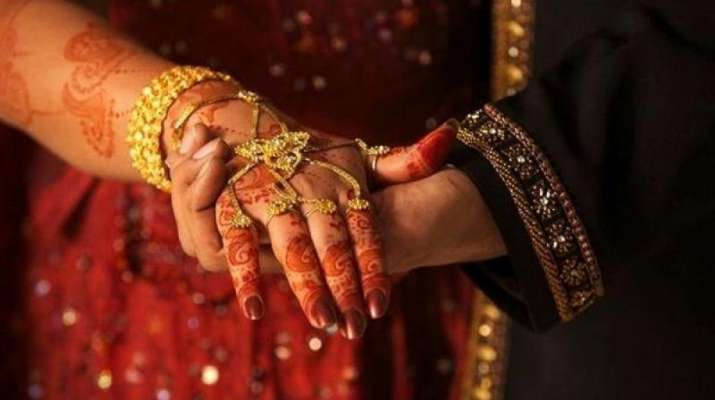 Groom slapped Bride for danced on stage marries another guy