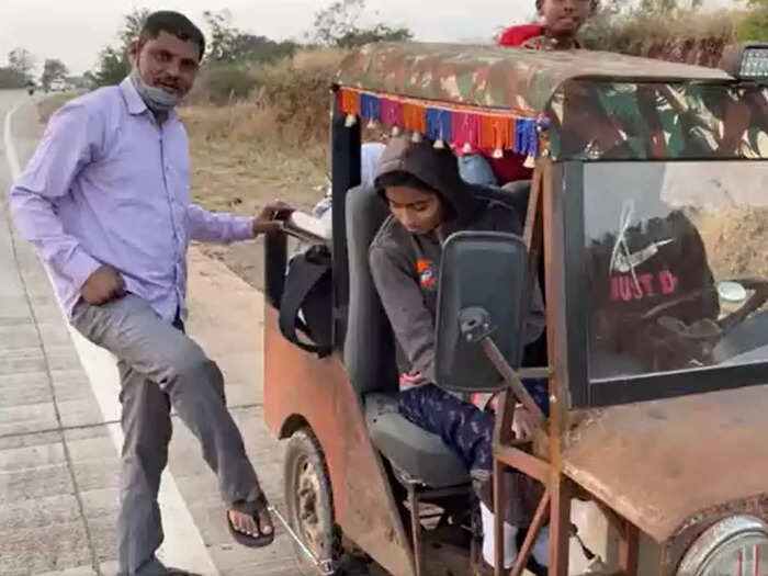 Anand Mahindra presents bolero car to Maharashtra man