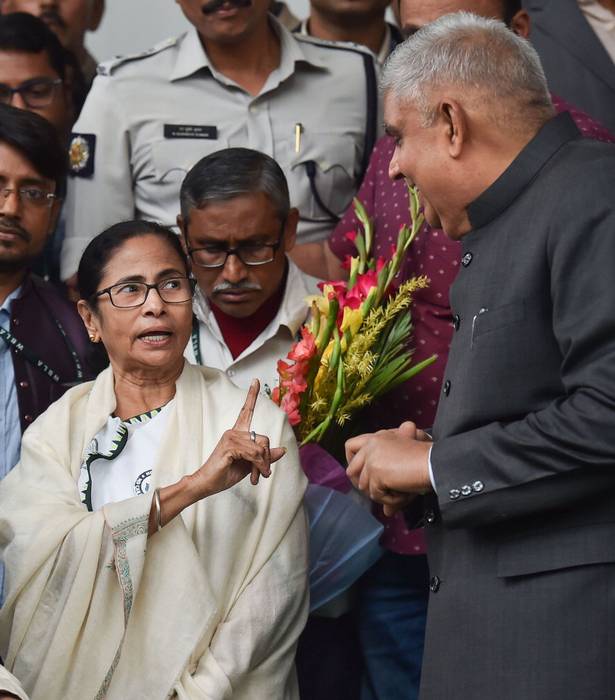 Governor meets Mamata Banerjee at Republic Day celebrations