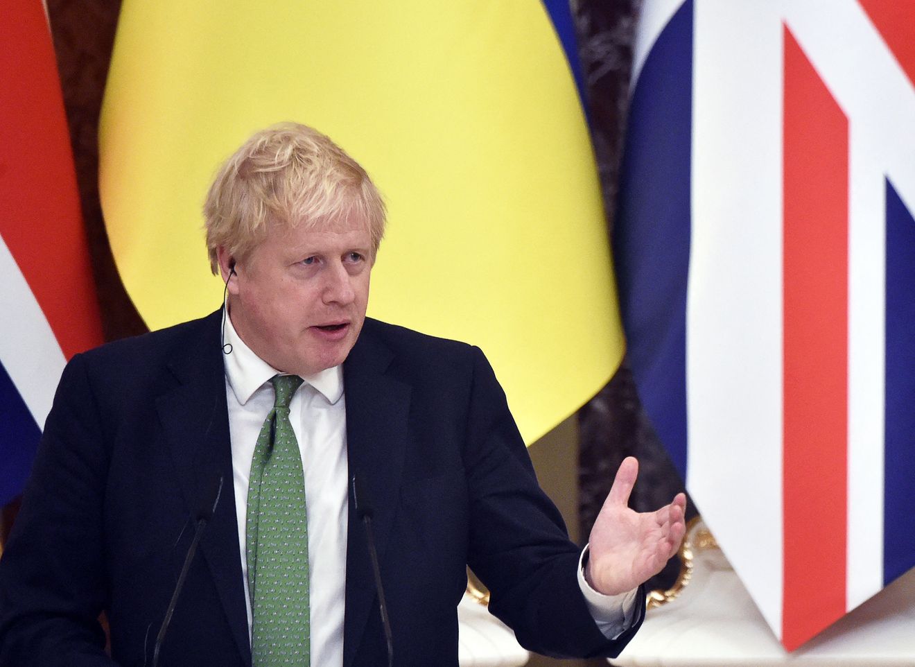 pm boris johnson apologises for attending party in Uk