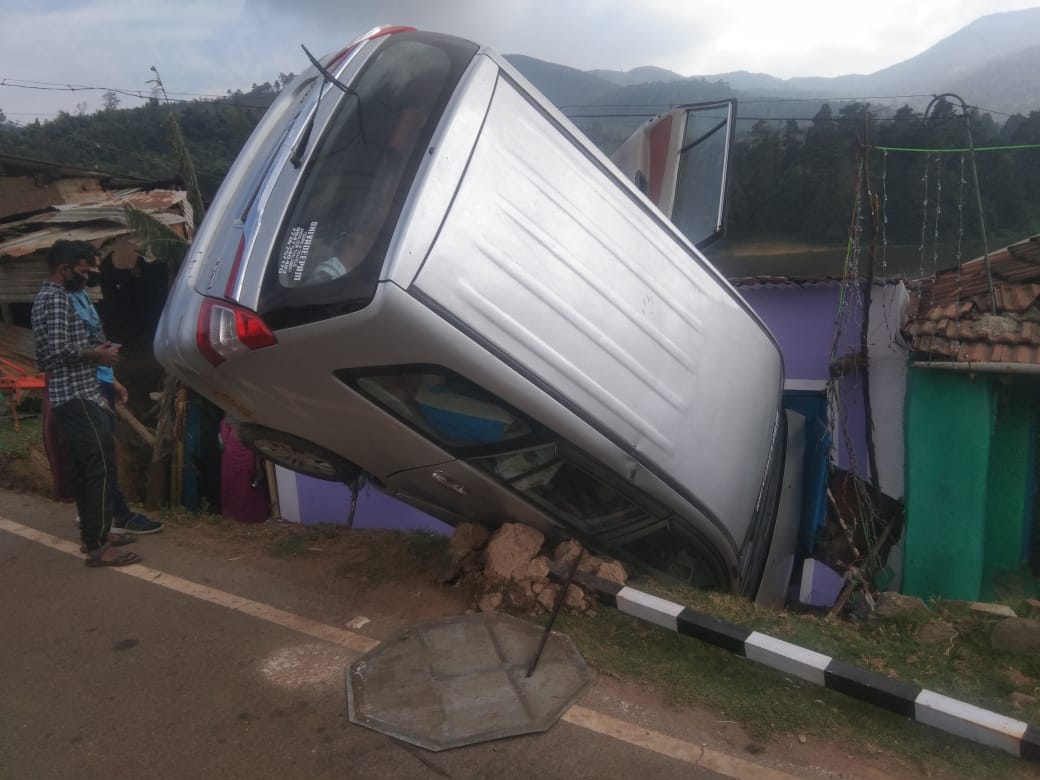 accidentally car hits into marriage house ooty விபத்து