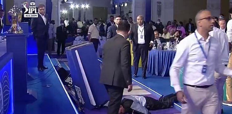 one person entry in ipl auction set team gives standing ovation