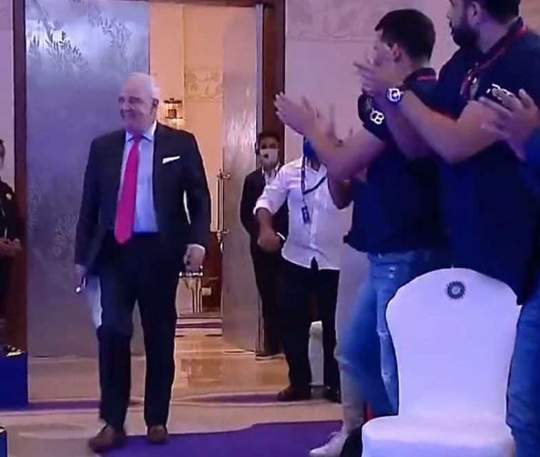 one person entry in ipl auction set team gives standing ovation