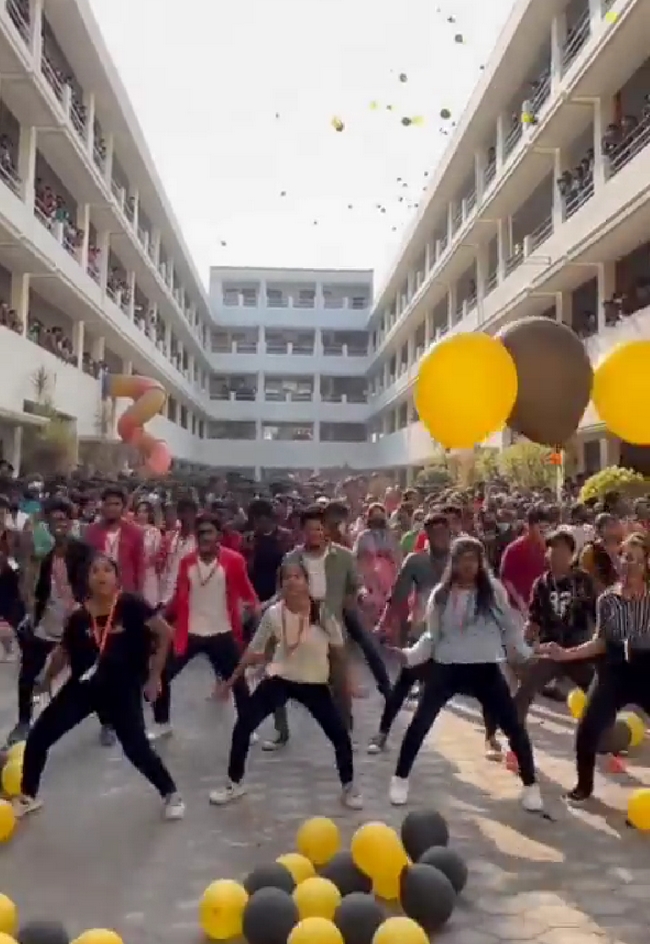 College students mass dance for Arabic kuthu song