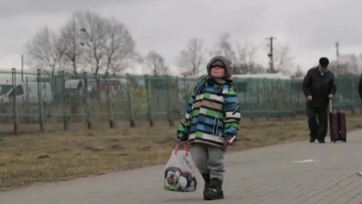 Ukrainian boy crying while crossing over to Poland video goes viral
