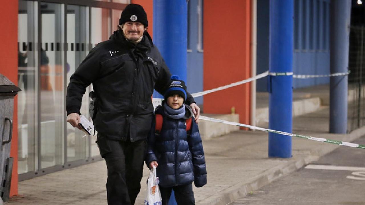 Boy travels 1400 km to Ukrainian border holding his mother letter