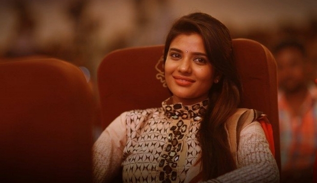 Aishwarya rajesh fan girl moment with actress sneha 