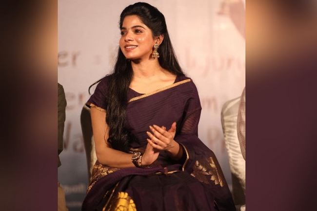 Actress divyabharathi latest dazzling photos