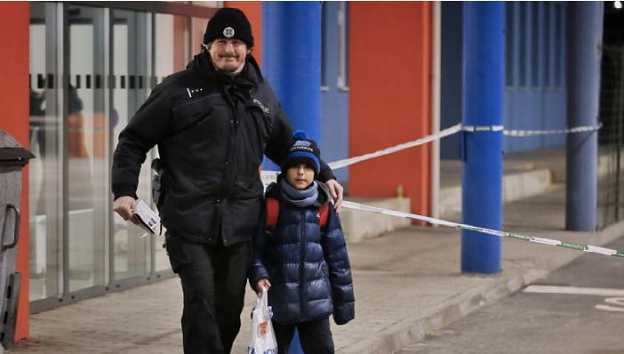Ukraine boy reunited with his mom after he walk 1400 km