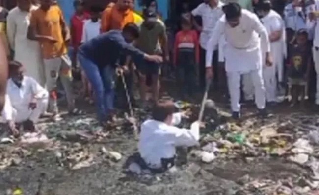aam aadmi counceller went to drainage viral pic