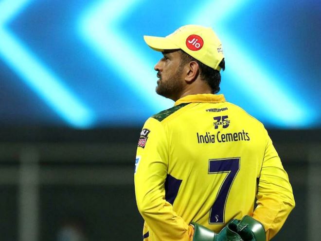 csk shares emotional video of ms dhoni with bigil vijay