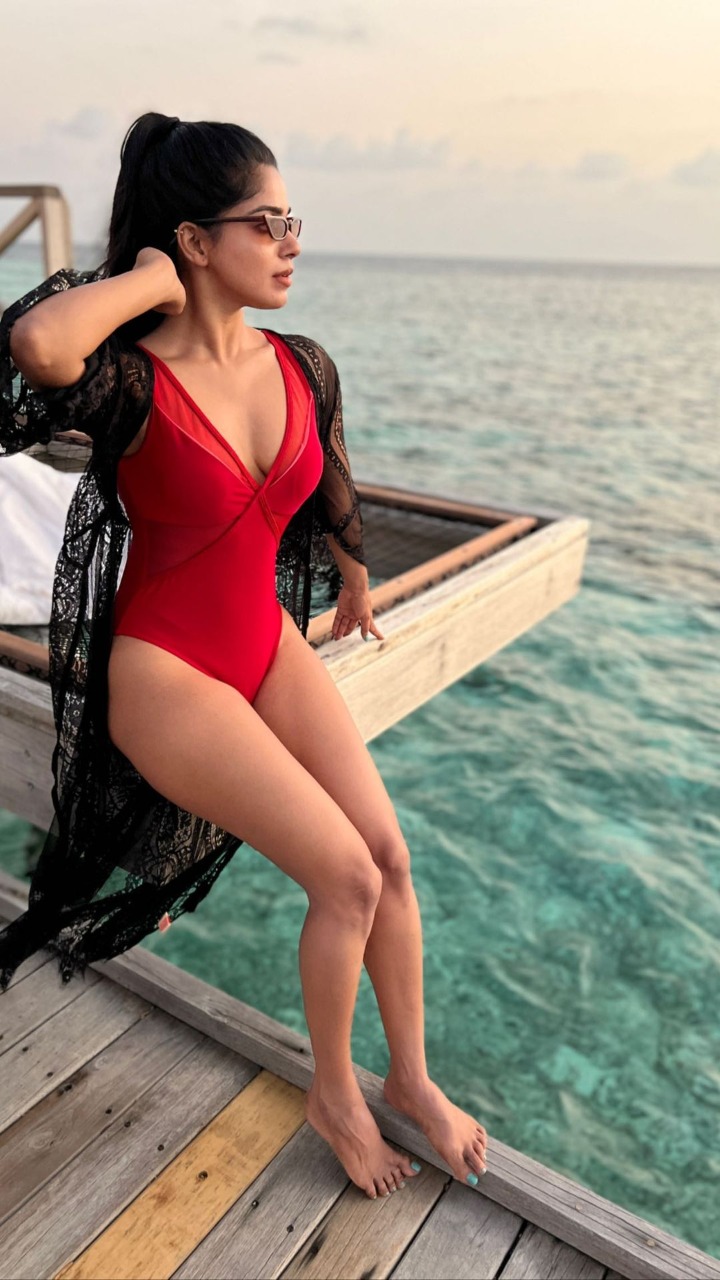 Actress Dhivya Bharathi Viral Hot Images from Maldives Vacation