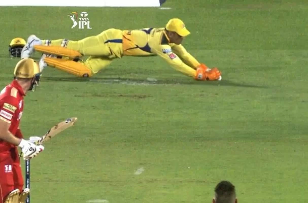  fans hail dhoni for referring umpire after doubtful catch