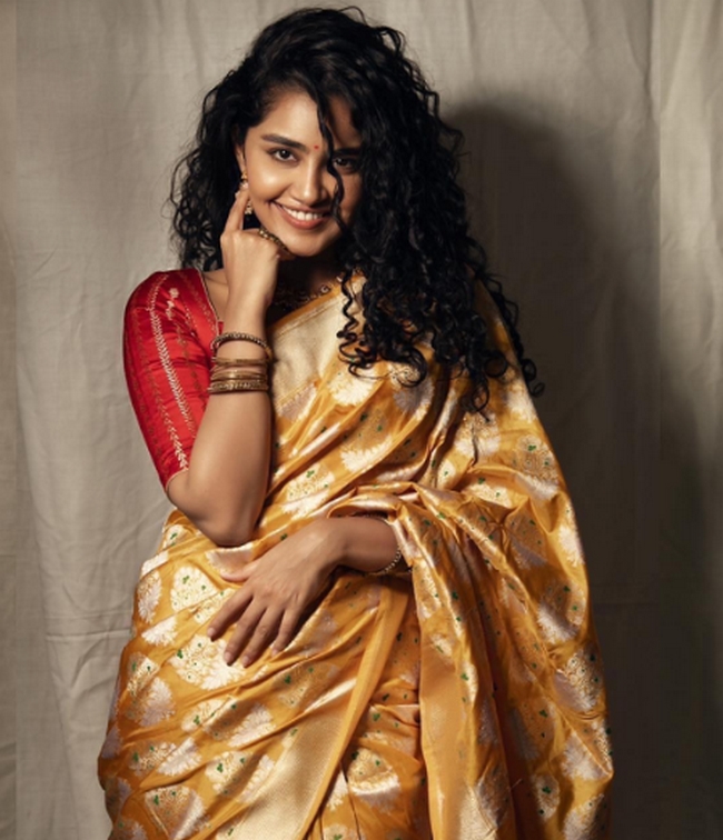  anupama parameswaran latest viral photos in saree 