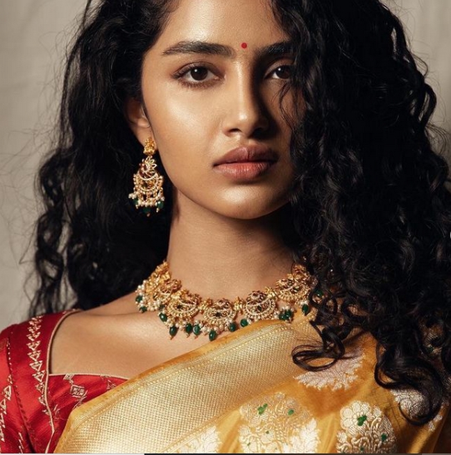  anupama parameswaran latest viral photos in saree 