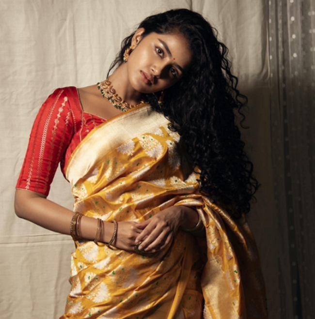  anupama parameswaran latest viral photos in saree 