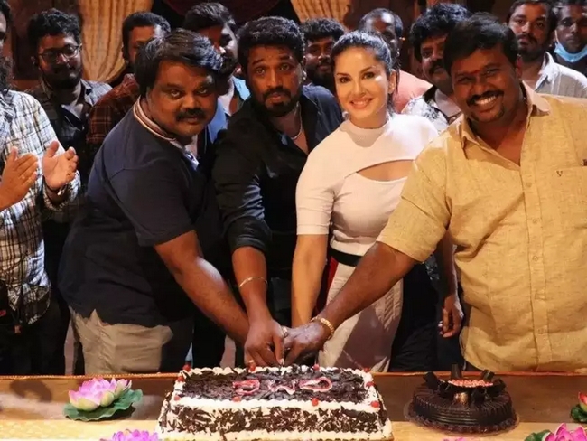 Actor sathish with sunny leone latest viral photo 