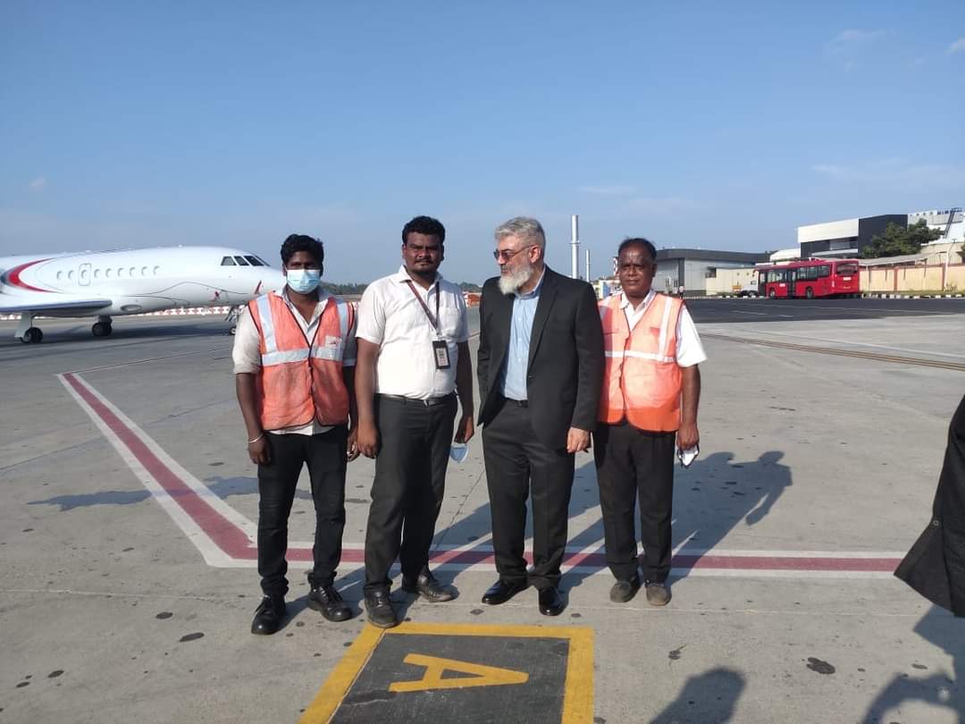 Actor Ajithkumar at Hyderabad Airport with his fans