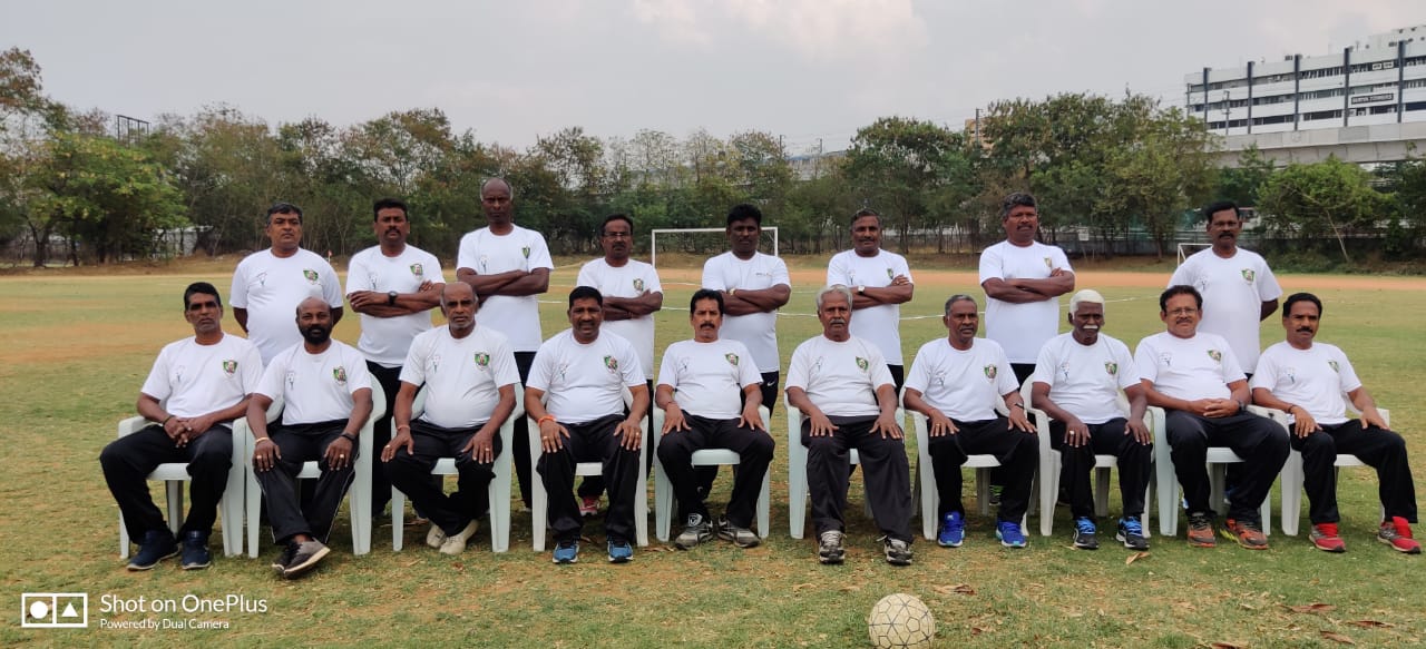 Polama oorgolam features 20 veteran Football heroes