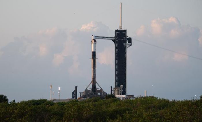 SpaceX launches 3 visitors to the space station