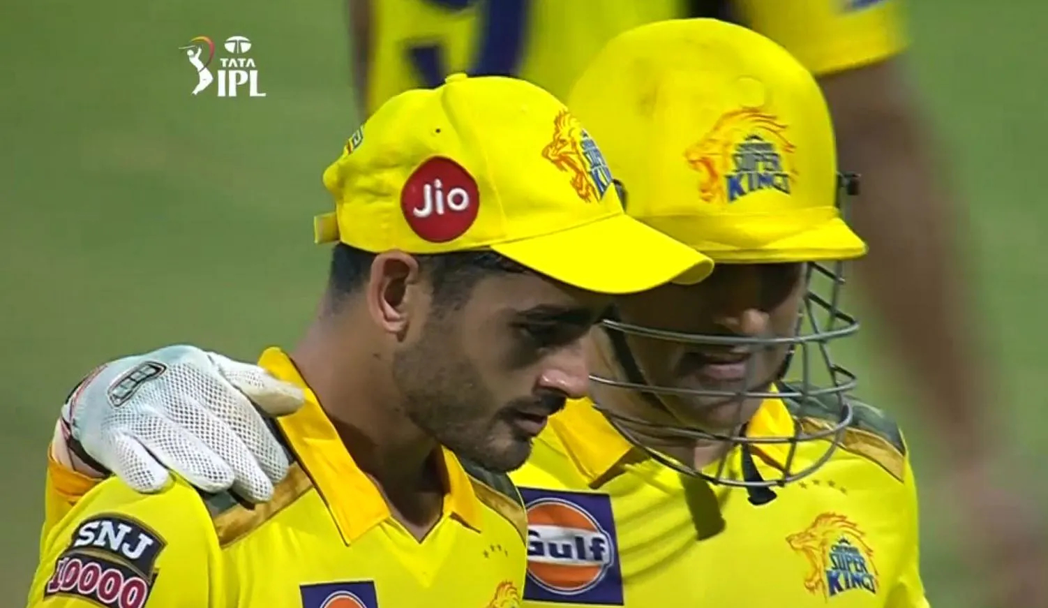 CSK Dhoni motivates Mukesh Choudhary after 2 dropped catches