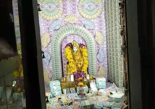 Kovai Muthumariyamman decorated with currency notes