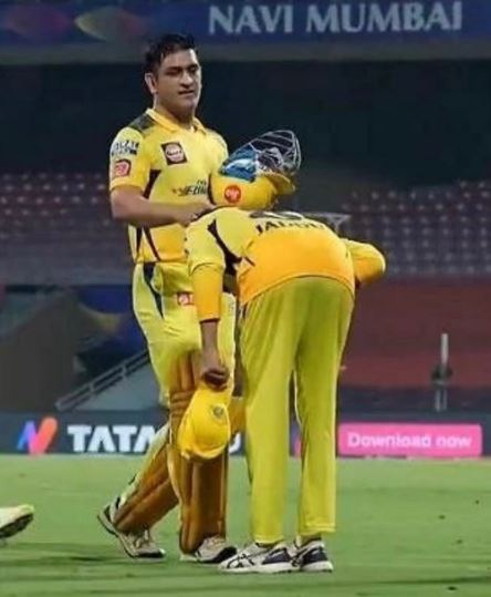 Ravindra jadeja bow down to ms dhoni after victory