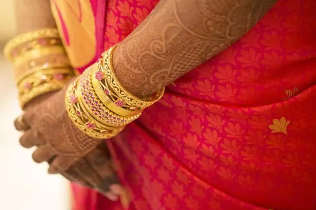 Agra bride locks groom and in laws room escape with jewellery