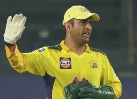 ms dhoni loses cool after mukesh choudhary wide ball in last over