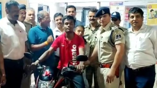 madhya pradesh police gives bike to food delivery boy 