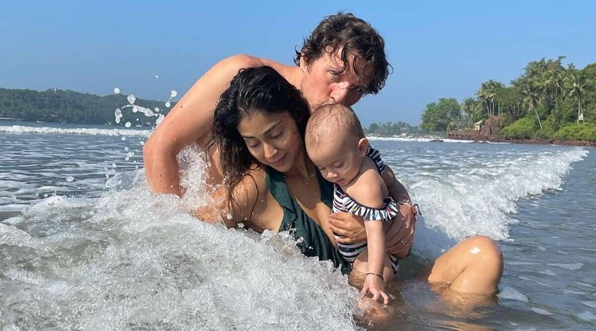 Shriya Saran Pink Bikini with Her Daughter at beach
