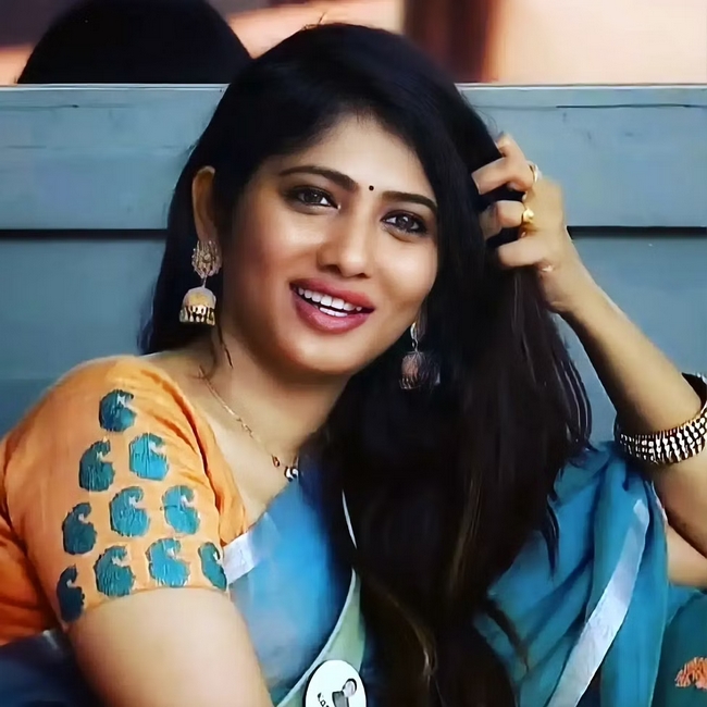 Bigg boss fame Julie done lasik surgery viral video