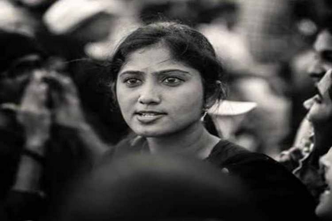 Bigg boss fame Julie done lasik surgery viral video