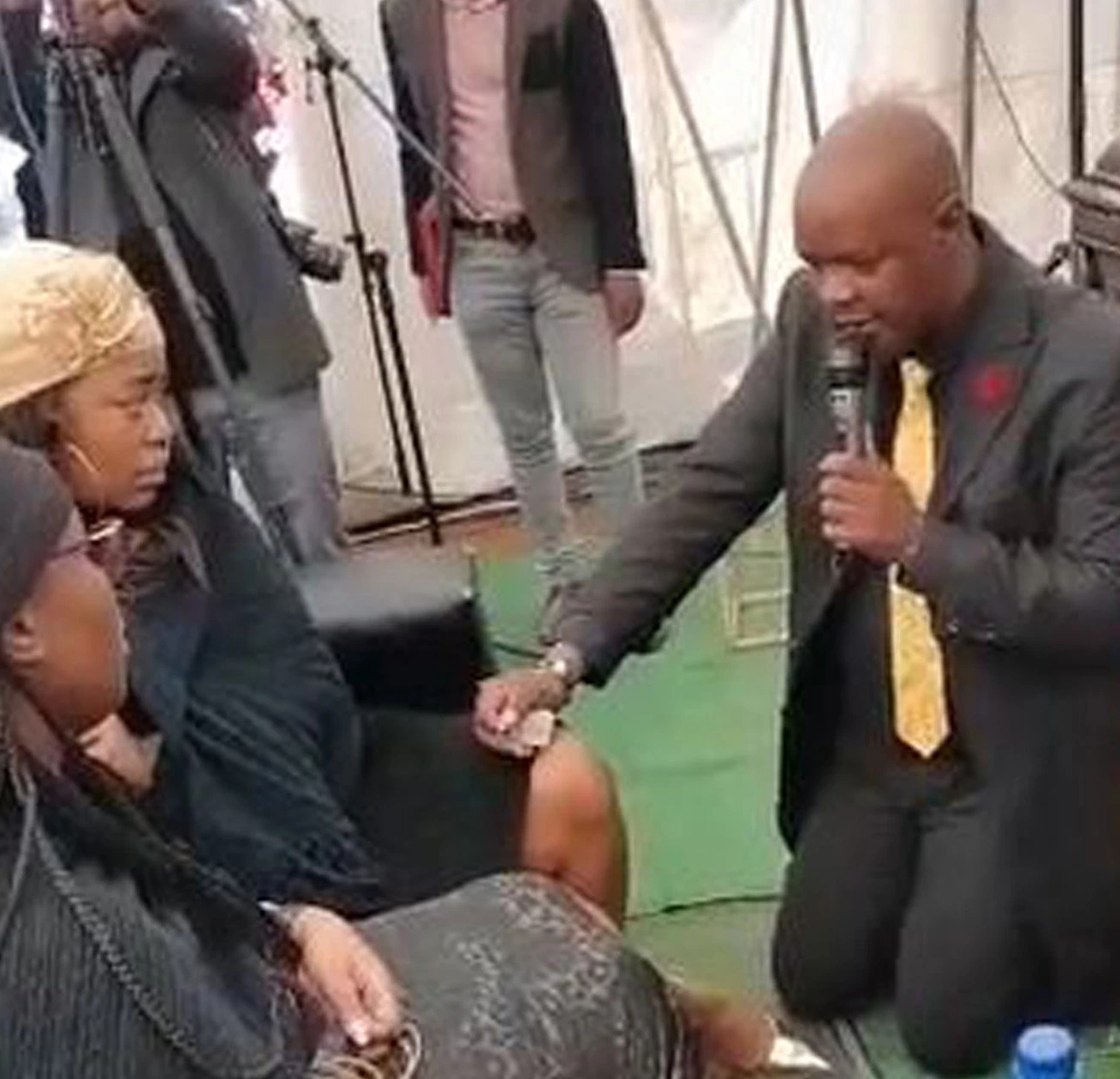 man proposes his girlfriend at her father funeral
