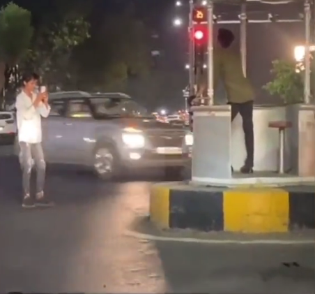 IPS Officer share video of two friends clicking pics at traffic signal