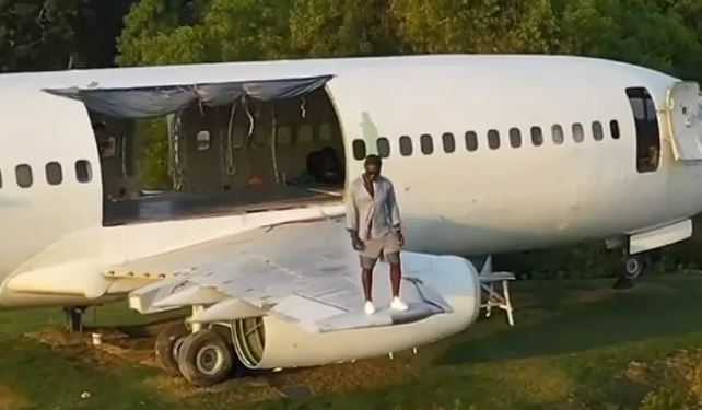 Man Walks On Plane Wing in Bali video goes viral 