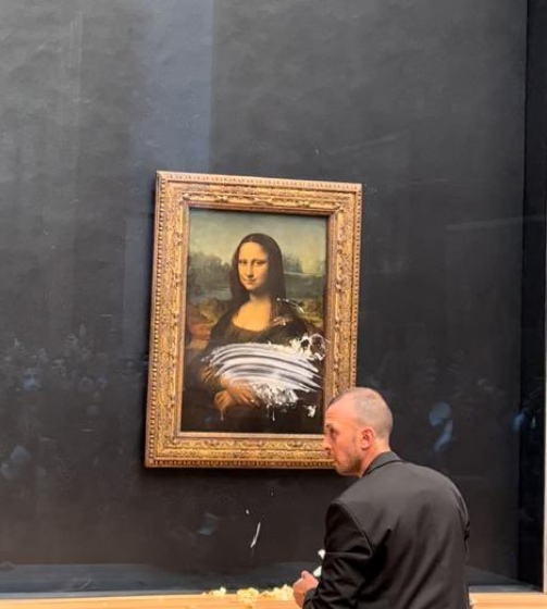 Man disguised as woman smears Monalisa painting