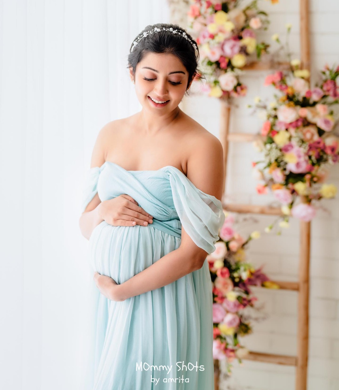 Pranitha Subhash Latest Pregnancy Photo shoot went viral on social media