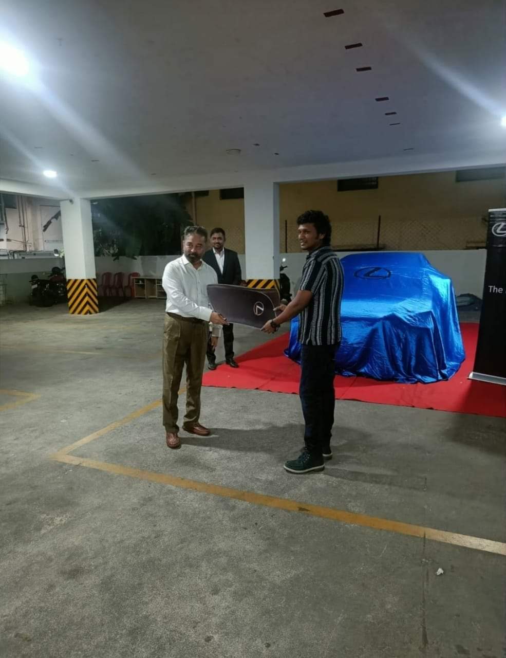 Kamal haasan gifted lexus sedan car to lokesh Kanagaraj