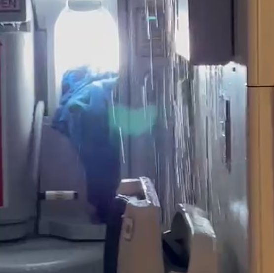Water POURS into cabin of British Airways flight at 30000 feet