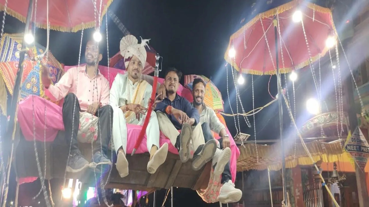 Madhya Pradesh Groom comes in Bulldozer for Marriage