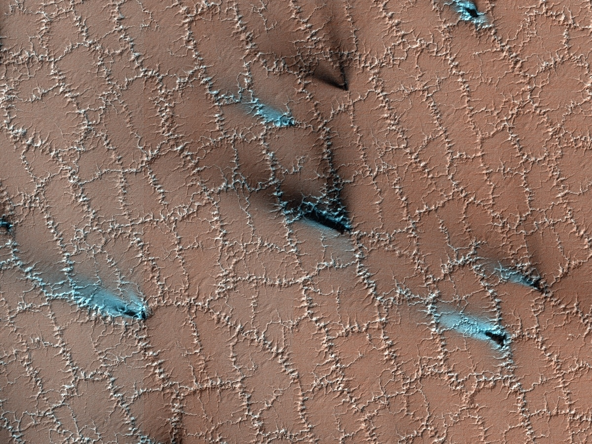Mysterious markings bloom on Mars as spring covers Red Planet