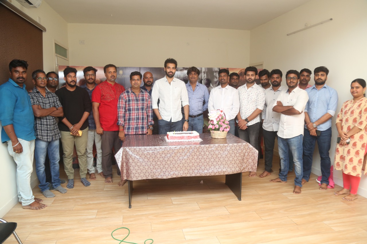 Sibiraj the protagonist of the film presented a gold chain to Kishore