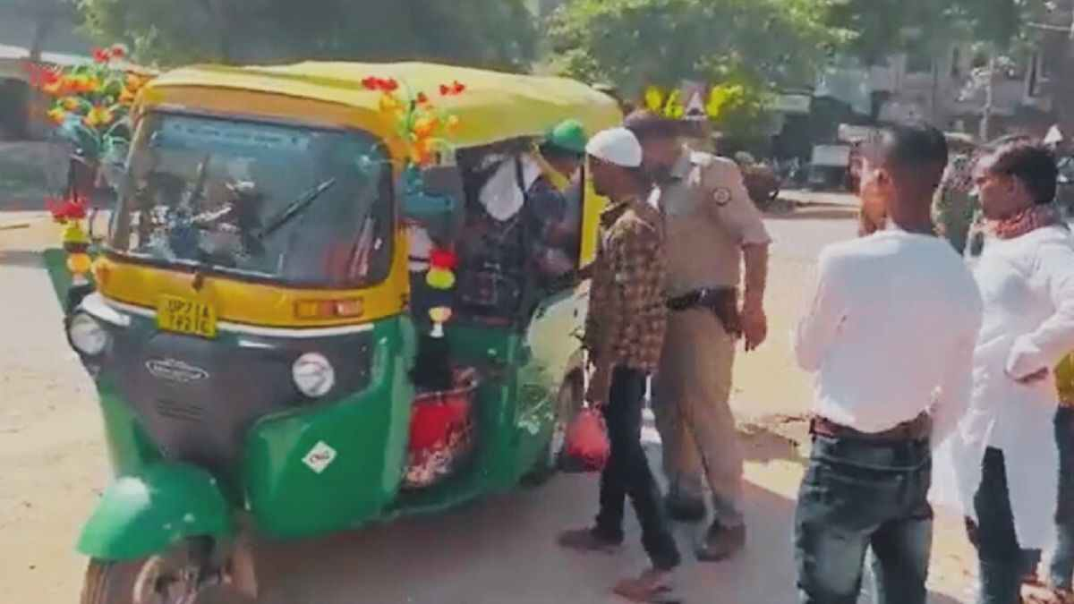 UP Cops Stop Autorickshaw, Find 27 Passengers Inside