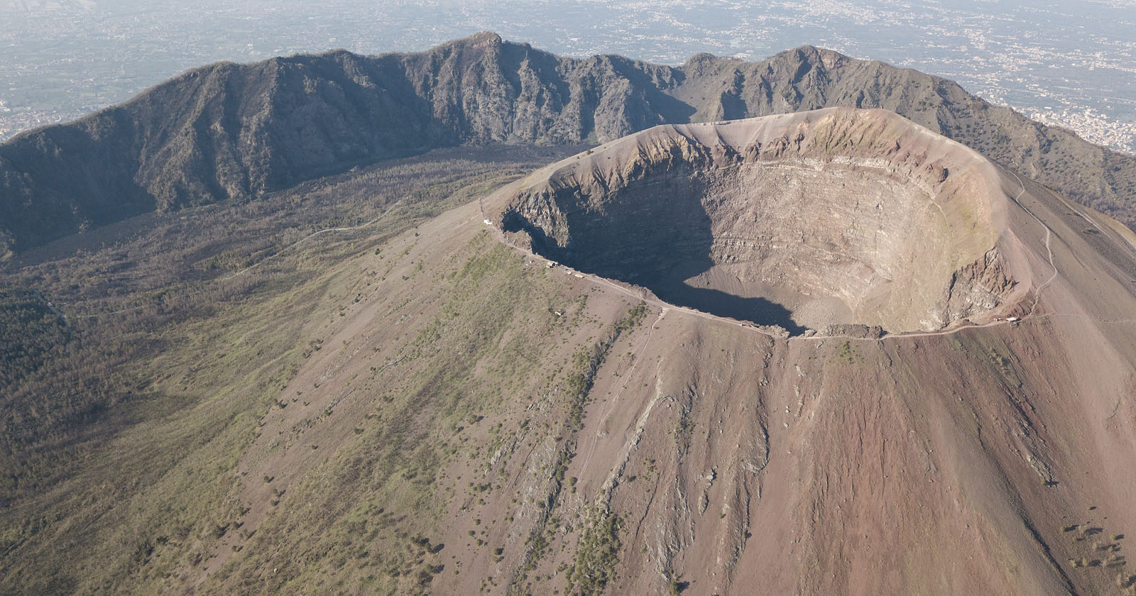 italy tourist falls into vesuvius volcano while taking selfie