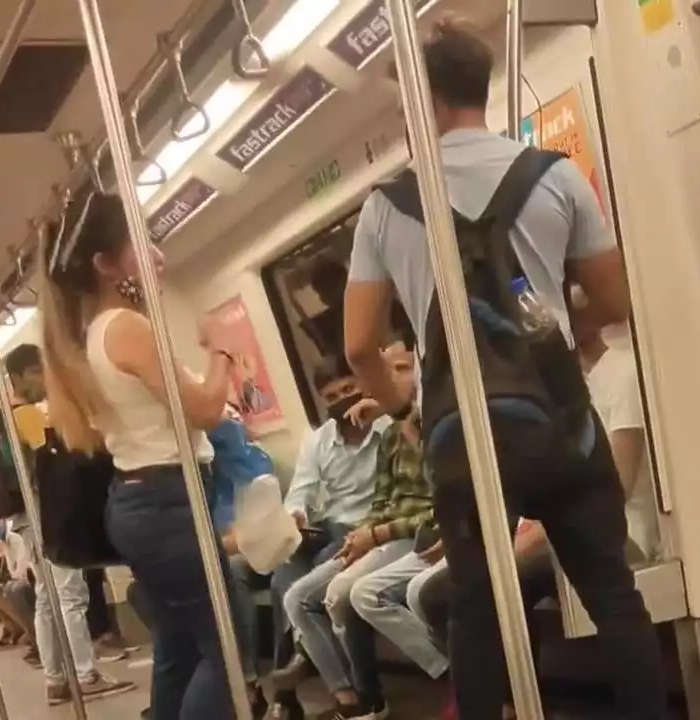 delhi metro fight between woman and young man video surfaces