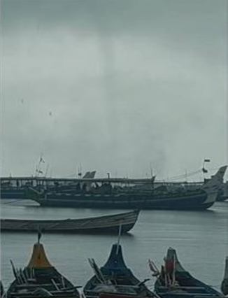 Waterspout rips the roof off a boat Kozhikode coast